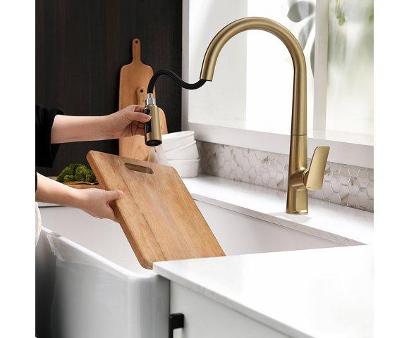 Voden Česma za vodu sa tušem na izvlačenje (viša) – Brušena zlatna - slika 5