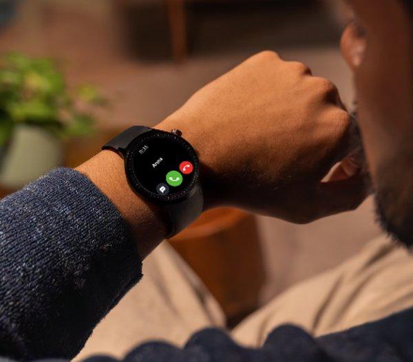 Motorola Moto Watch Matte Black smartwatch&nbsp;